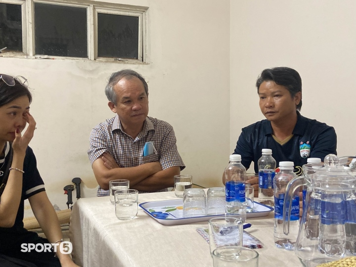 Chị gái của tài xế khiến 3 thành viên CLB HAGL qua đời đến lễ viếng, phản ứng của người nhà ra sao? - Hình 5