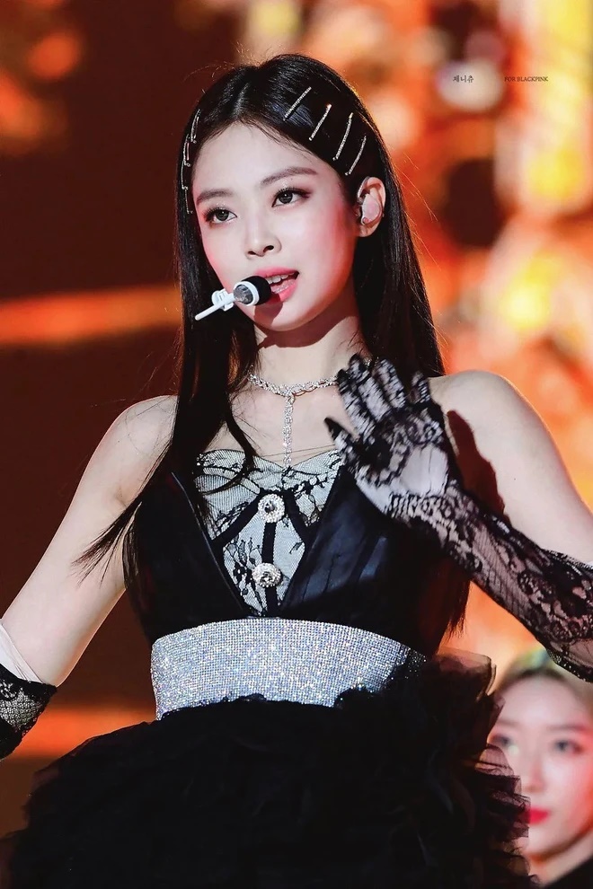 Jennie (BLACKPINK) bất ngờ bỏ sân khấu khi đang biểu diễn, hành động sau đó nhận mưa lời khen - Hình 1