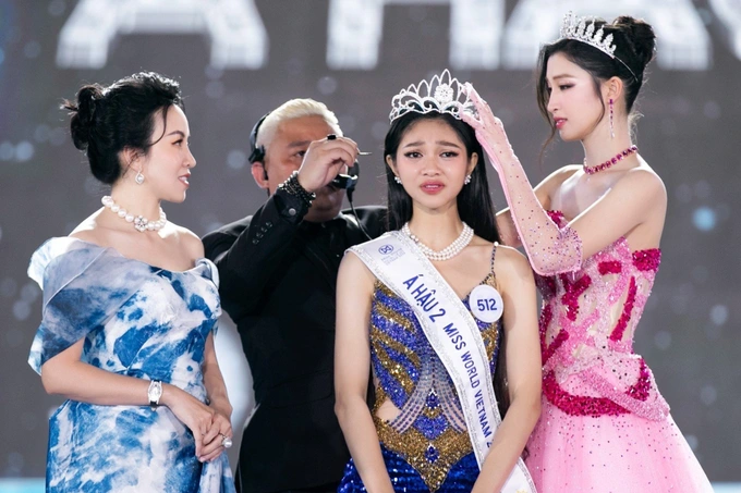 Á hậu Minh Kiên trổ tài catwalk liền vướng phải tranh cãi, động thái đáp trả bị chê kém sang - Hình 6