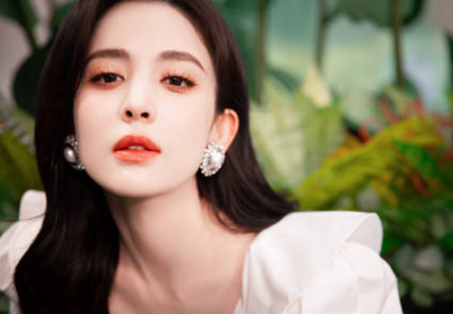 Cổ Lực Na Trát tái xuất đẹp tựa thiên thần nhưng gặp phải làn sóng tẩy chay chỉ vì chi tiết này! - Hình 2