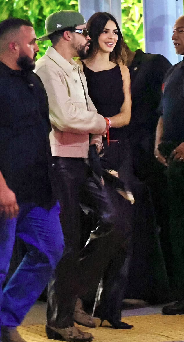 Kendall Jenner bị bắt gặp ở concert của Drake, danh tính người đi cùng siêu mẫu gây bất ngờ! - Hình 1