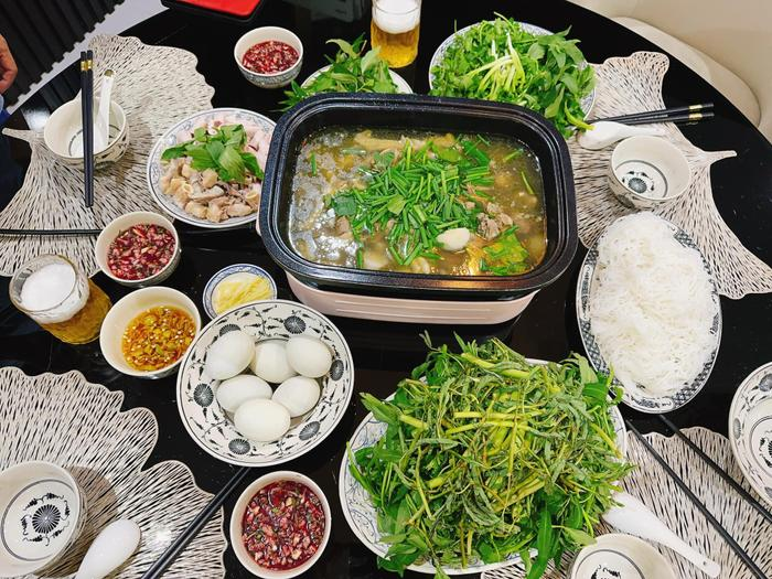 Phương Oanh gây sốt vì làm điều đặc biệt với Shark Bình, thái độ ra sao khiến CĐM khó hiểu - Hình 2
