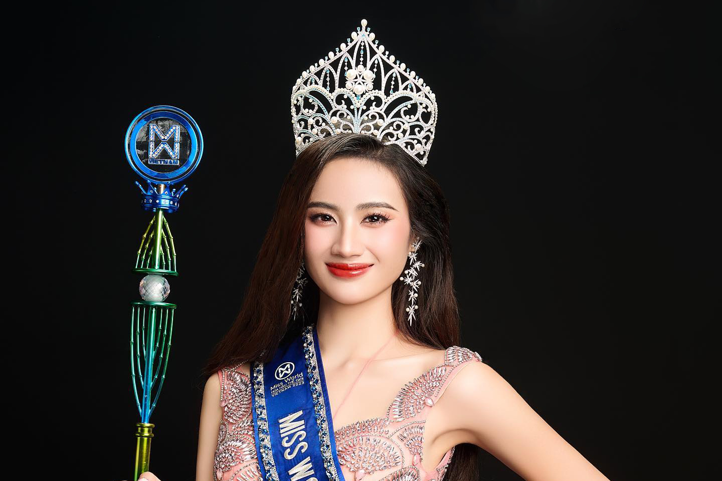 Hoa hậu Ngọc Hân đăng đàn nói về vương miện, ẩn ý chuyện của Ý Nhi, khuyên đàn em biết ơn antifan? - Hình 4