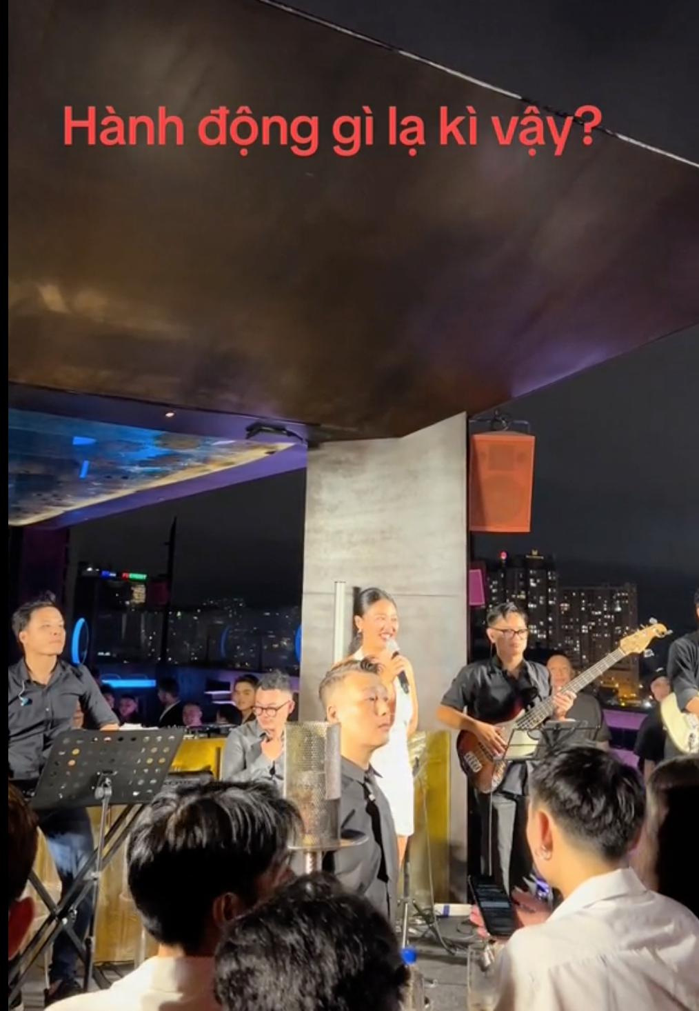 Văn Mai Hương sợ xanh mặt, ngừng hát lên tiếng chấn chỉnh vì khán giả ném đồ, xảy ra ẩu đả - Hình 5