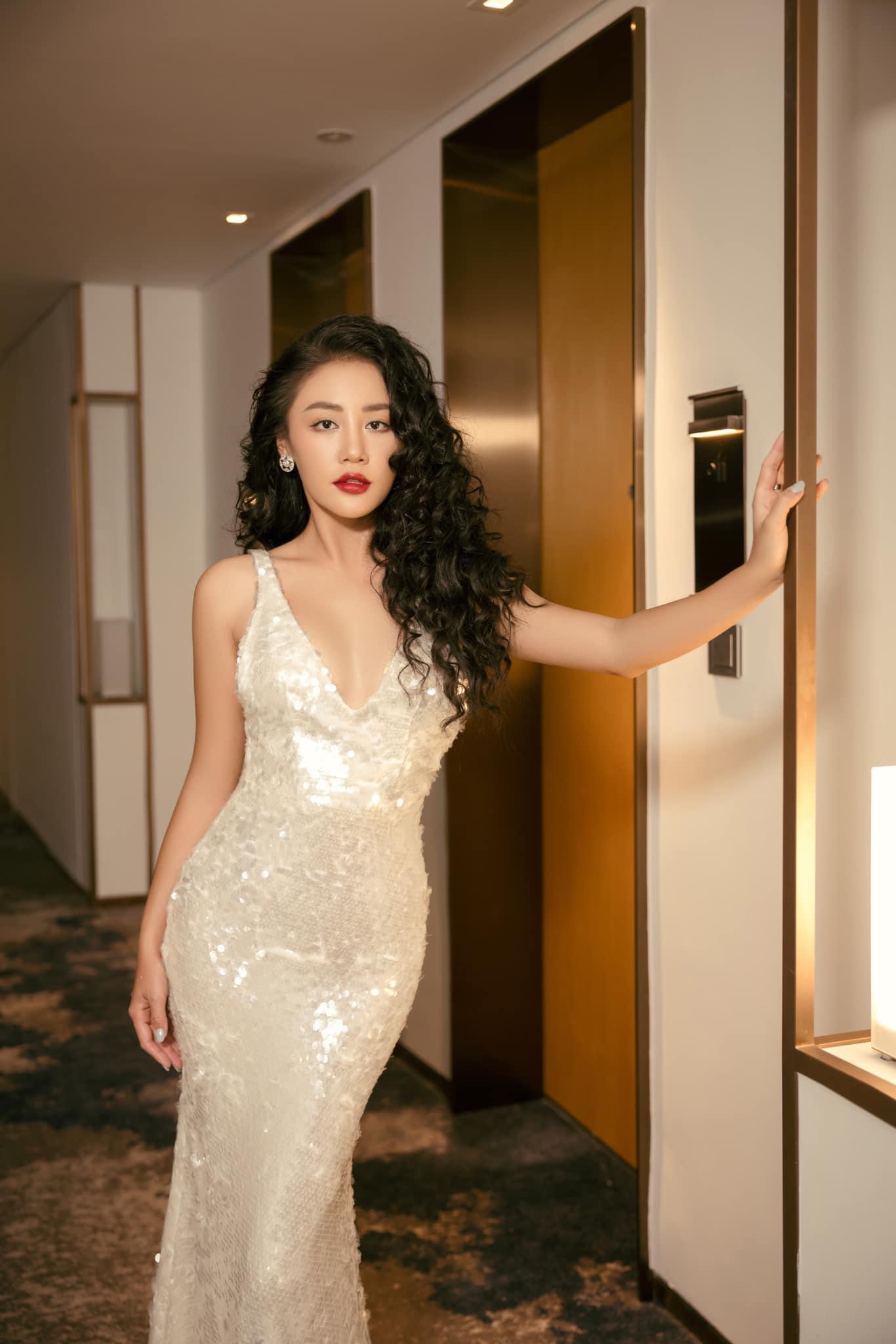 Văn Mai Hương sợ xanh mặt, ngừng hát lên tiếng chấn chỉnh vì khán giả ném đồ, xảy ra ẩu đả - Hình 2