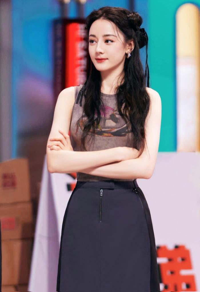 Địch Lệ Nhiệt Ba gây sốc khi nổi loạn, hóa tra nữ yêu đương cùng loạt mỹ nam đình đám Cbiz - Hình 2