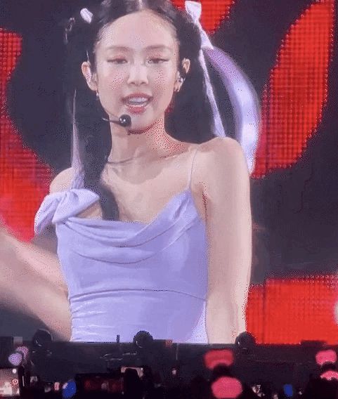 Jennie (BLACKPINK) bị bóc chiều cao thật trong siêu concert tại Hà Nội? - Hình 1