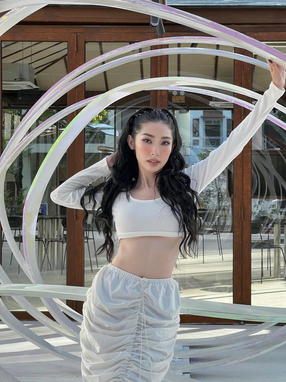 Khổng Tú Quỳnh lộ diện sau nghi vấn tình ái, hình ảnh người chụp phản chiếu qua gương gây tò mò - Hình 4