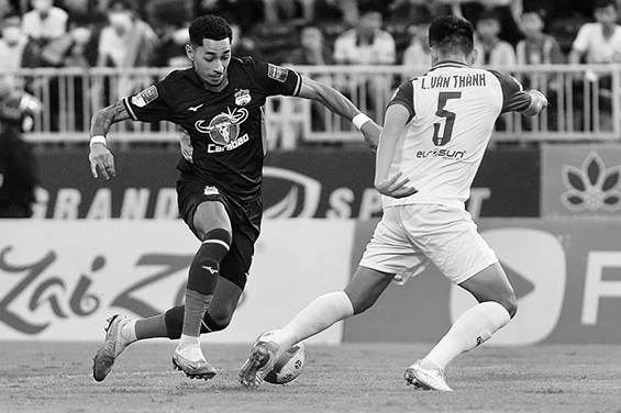 T.hi t.hể ngoại binh CLB HAGL được đưa về đất mẹ: Bầu Đức, dàn cầu thủ xót xa - tiễn biệt lần cuối - Hình 5