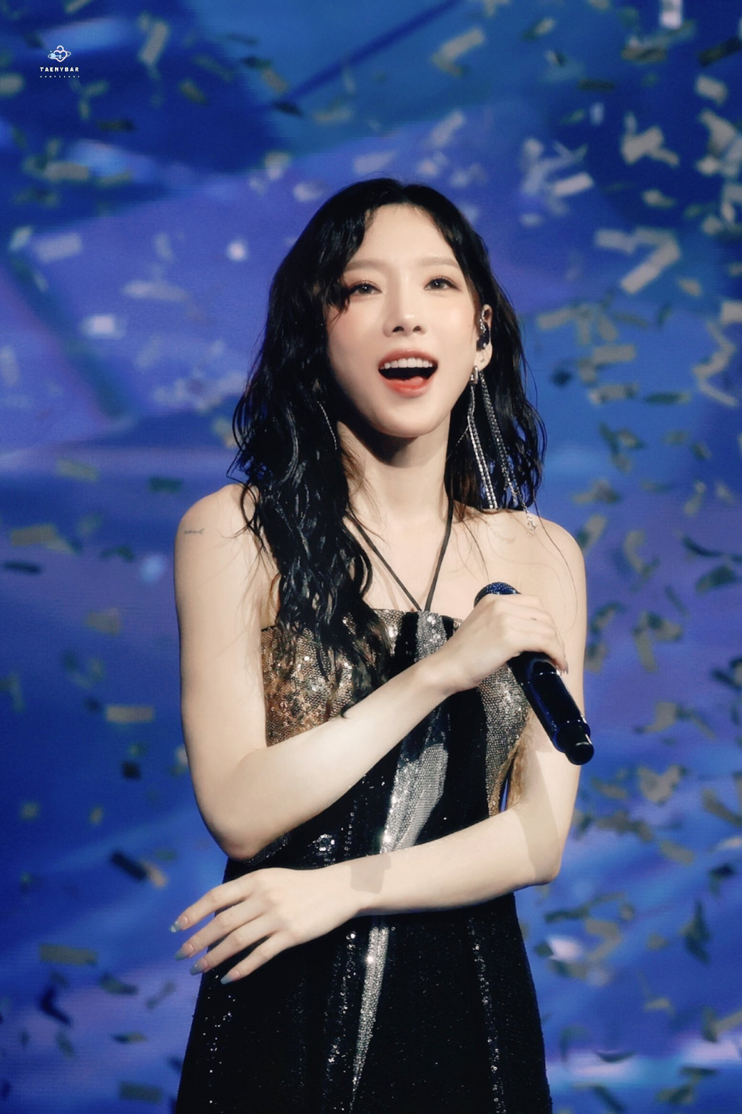 Nữ idol hạng A bất ngờ được cầu hôn khi đang biểu diễn tại concert, phản ứng khiến fan hâm mộ vỡ òa! - Hình 4