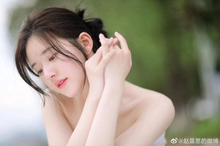 Triệu Lộ Tư xài lại chiêu cũ để đánh bóng tên tuổi, không ngại đụng chạm với loạt mỹ nhân Cbiz - Hình 1