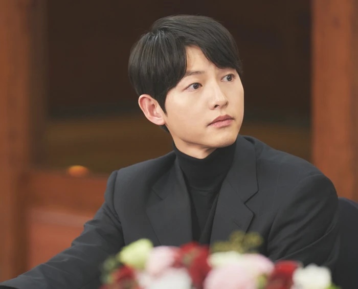 Song Joong Ki vướng bão vạch trần nhân cách thật, hình tượng nam thần sụp đổ, hội bạn thân xa lánh - Hình 1
