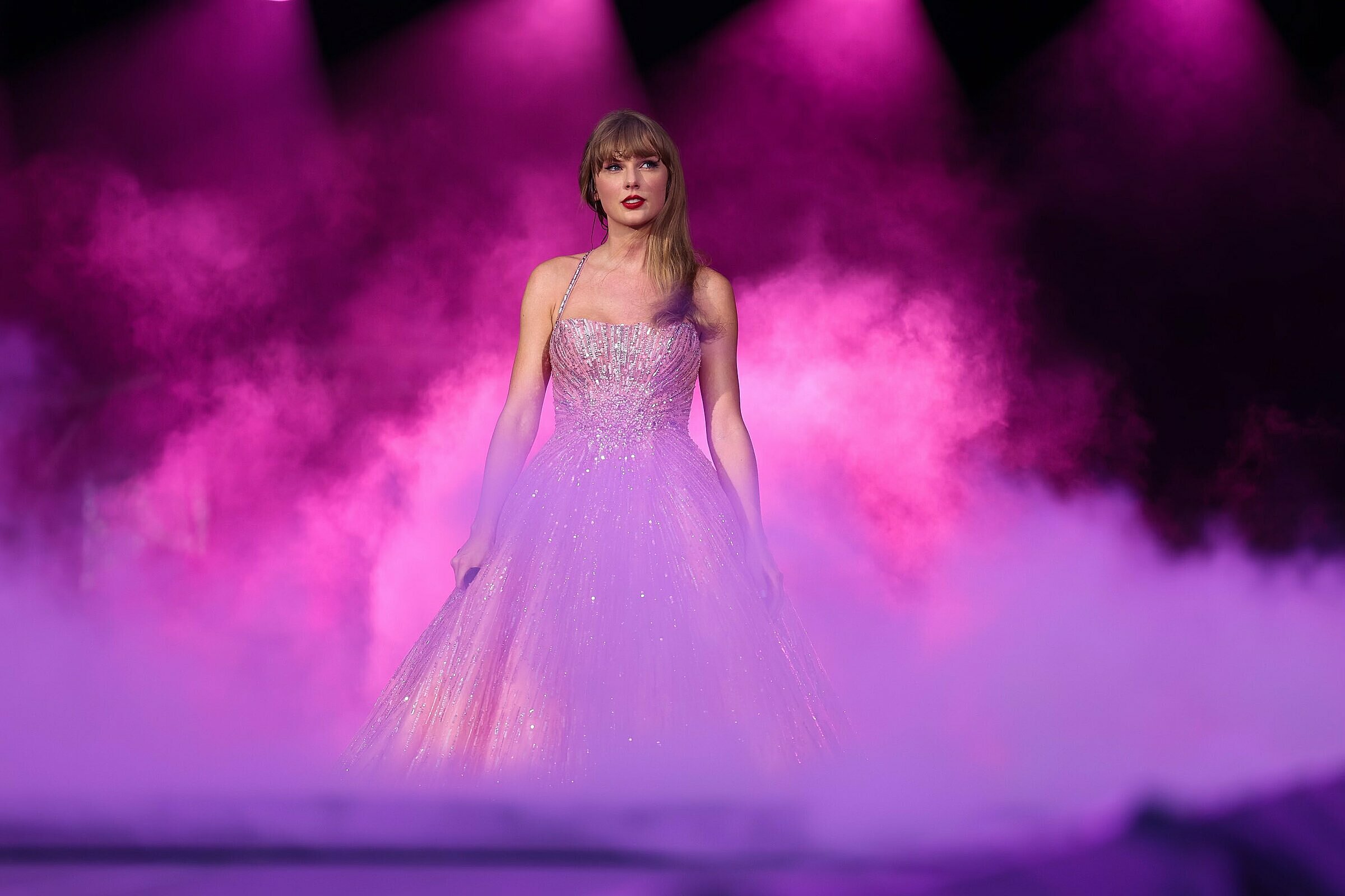 Taylor Swift bị khán giả ném thẳng ghế vào mặt khi đang diễn trên sân khấu? - Hình 2