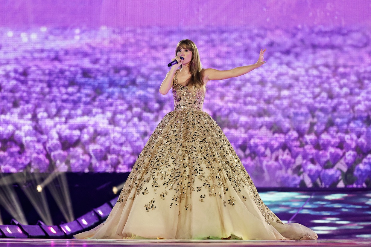 Taylor Swift bị khán giả ném thẳng ghế vào mặt khi đang diễn trên sân khấu? - Hình 4