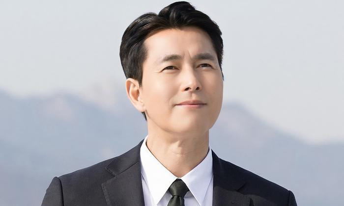 Tình cũ của Son Ye Jin đội nón lá khi đi quảng bá phim, cúi chào fan Việt khiến netizen thích thú! - Hình 1