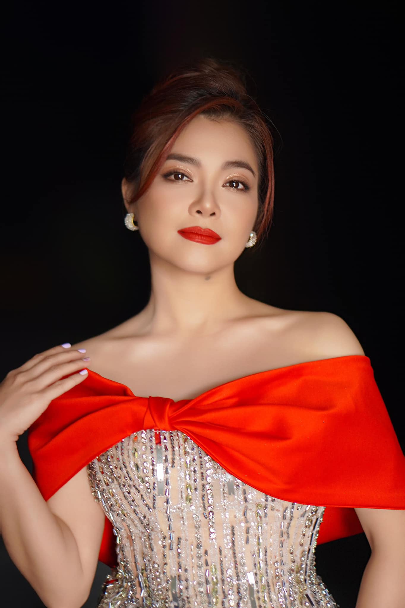 Thanh Ngọc khẳng định làm diễn viên khổ hơn ca sĩ, chạnh lòng vì DV Việt không sướng như nước ngoài - Hình 3