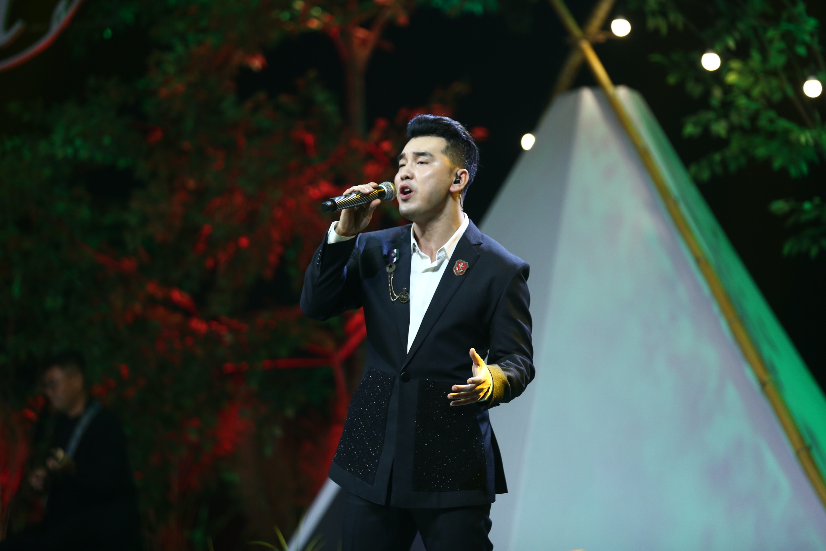 Thanh Ngọc khẳng định làm diễn viên khổ hơn ca sĩ, chạnh lòng vì DV Việt không sướng như nước ngoài - Hình 2