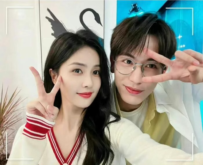 Bạch Lộc dạo phố lại bị tóm gọn chi tiết diện đồ đôi, danh tính nửa kia khiến netizen sốc nặng! - Hình 3