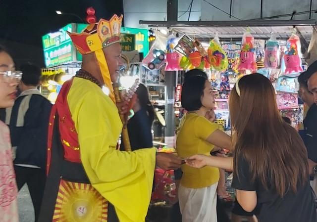 Thầy trò Đường Tăng ở chợ đêm Phú Quốc gặp kiếp nạn thứ 82, chưa thỉnh được kinh đã bị bế đi - Hình 5