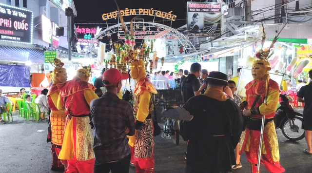 Thầy trò Đường Tăng ở chợ đêm Phú Quốc gặp kiếp nạn thứ 82, chưa thỉnh được kinh đã bị bế đi - Hình 2