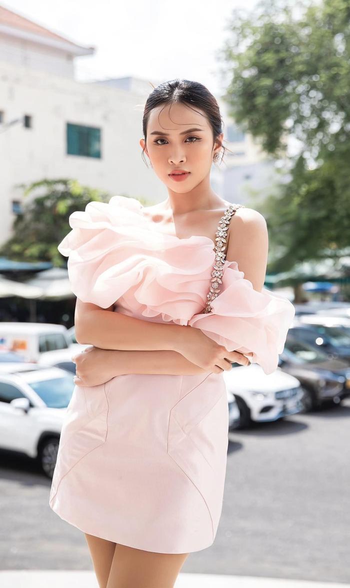 Miss Cosmo VN 2023: Trương Diễm trở thành đối thủ của học trò Anh Thư, fan lo sốt vó vì 1 lý do! - Hình 4