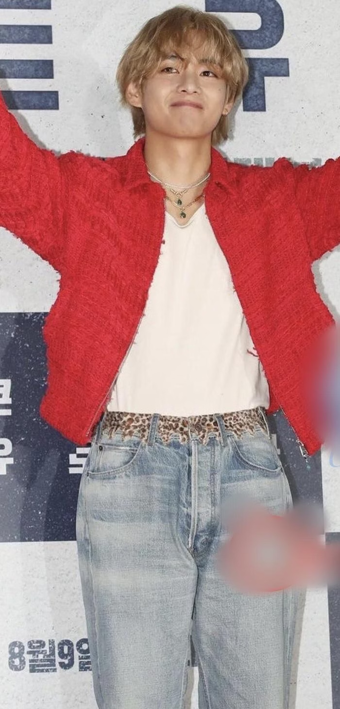 V (BTS) mang món đồ khi hẹn hò cùng Jennie dự sự kiện, 1 tờ tạp chí ẩn ý cặp đôi chỉ yêu qua đường? - Hình 1