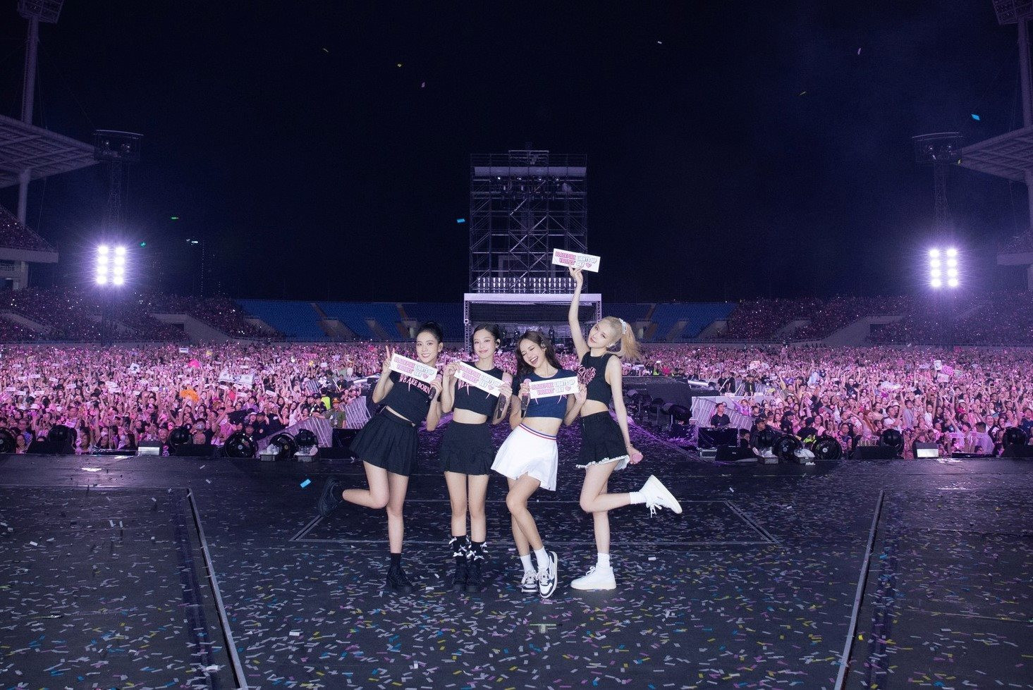 Xôn xao đoạn clip fan nữ bị h.ành h.ung ngay lúc BLACKPINK biểu diễn, lý do khiến netizen hoảng hốt! - Hình 1