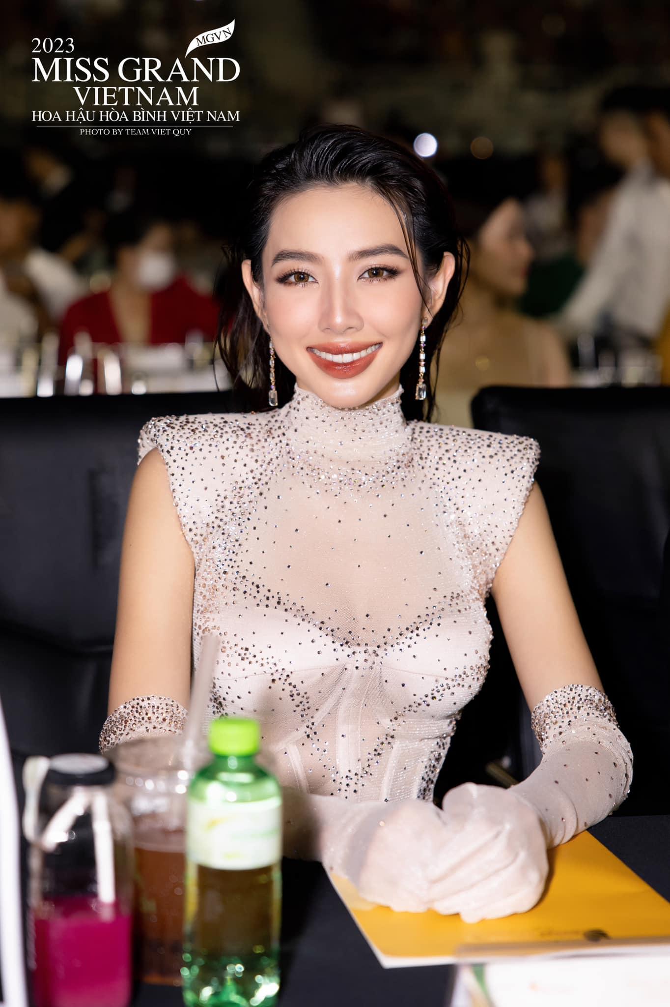 Thùy Tiên cười sượng gặp lại Mr.Nawat, ôm ấp tặng quà sau ồn ào cạch mặt, CĐM chê: Hài như rạp xiếc - Hình 2