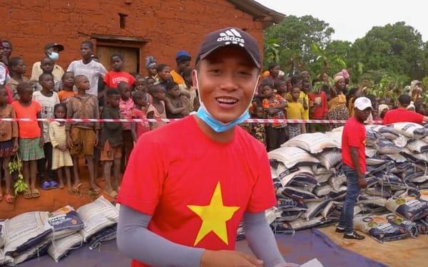 Quang Linh Vlogs từng vay hơn trăm triệu đi xuất khẩu lao động, giờ làm phó chủ tịch giàu cỡ nào? - Hình 1
