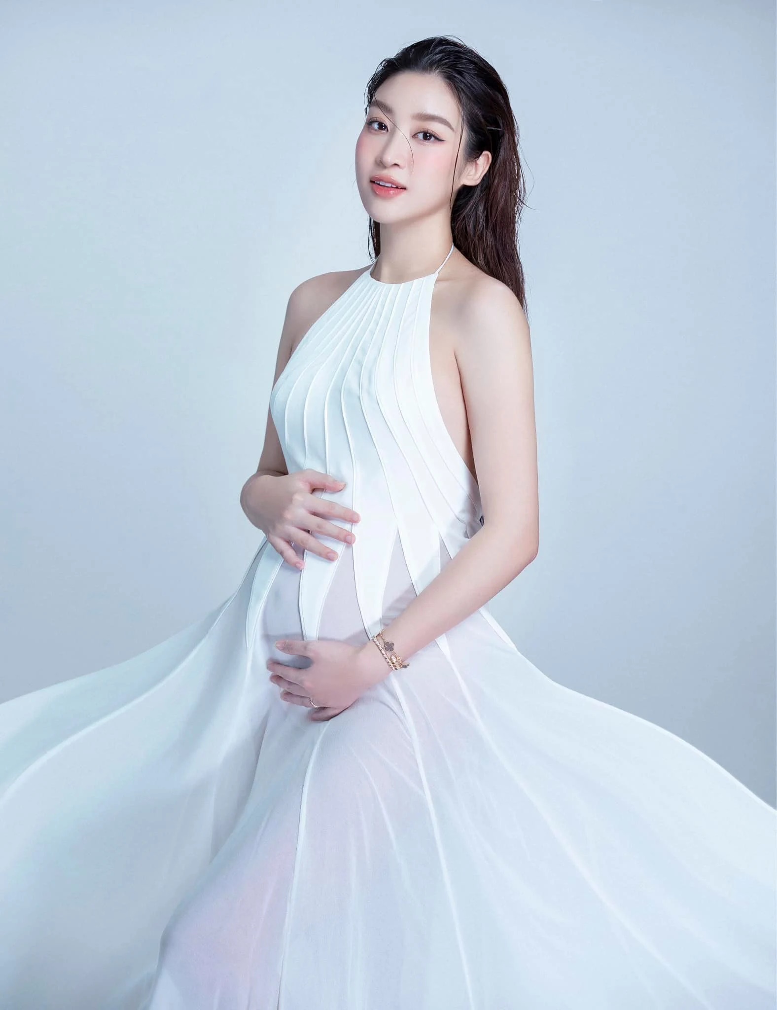 Đỗ Mỹ Linh xác nhận mang thai, xả loạt ảnh bầu đẹp mê mệt, nhan sắc mẹ bỉm cuốn hút nhất nhì Vbiz - Hình 1