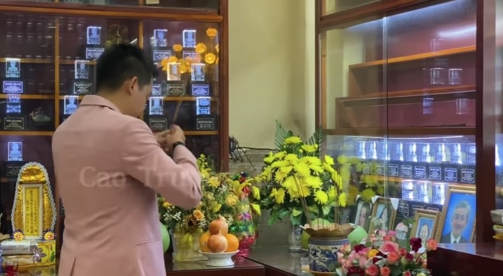 Phùng Ngọc Huy bật khóc, chết lặng người khi đến thăm vợ cũ quá cố Mai Phương - Hình 2