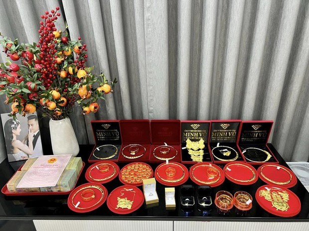Danh tính cô dâu Quảng Ninh đeo vàng cả ký, của hồi môn tiền bó từng cọc xếp cạnh sổ đỏ - Hình 2