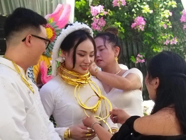 Danh tính cô dâu Quảng Ninh đeo vàng cả ký, của hồi môn tiền bó từng cọc xếp cạnh sổ đỏ - Hình 6