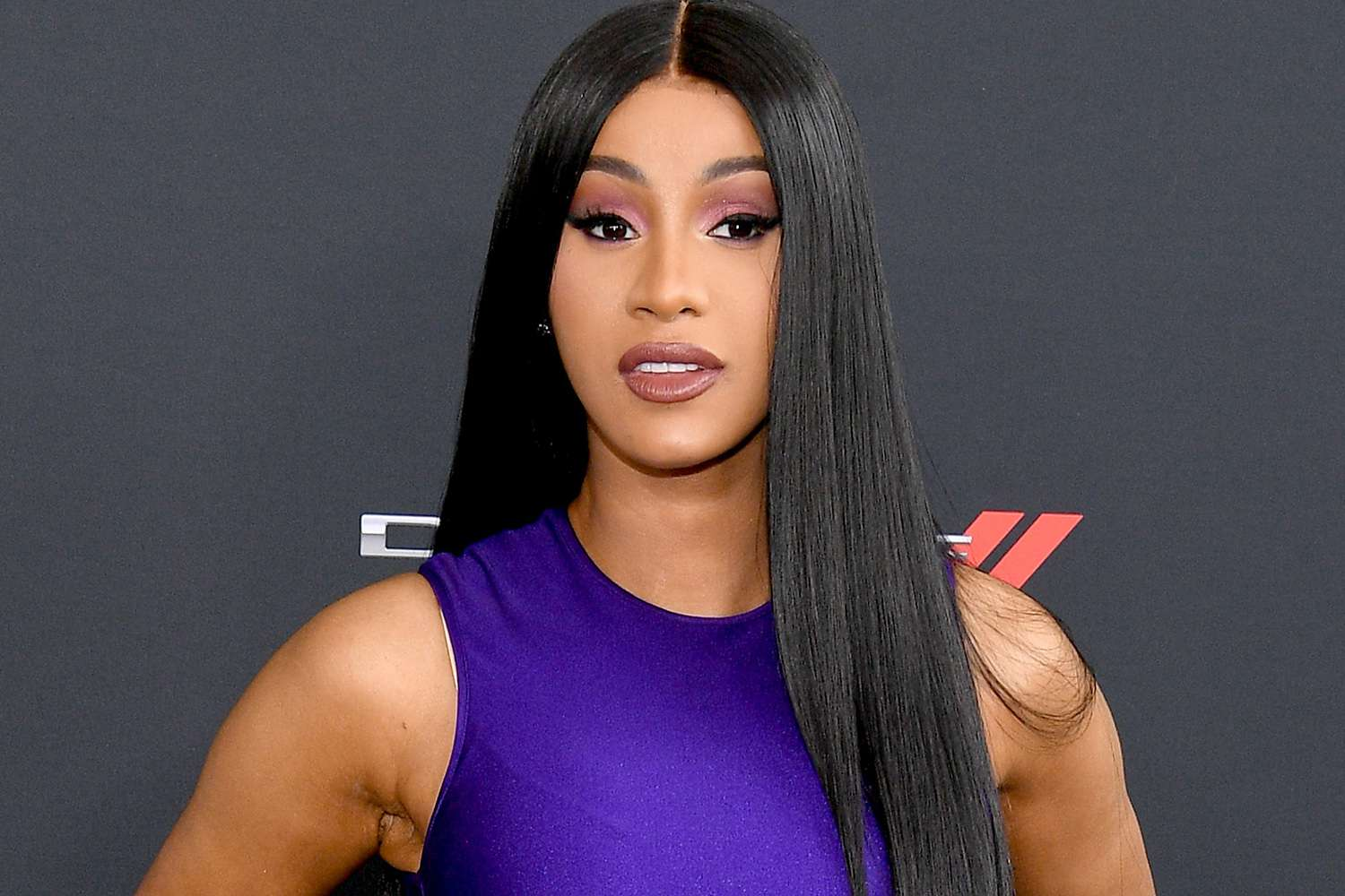 Vụ Cardi B nổi điên ném micro vào đầu khán giả: tang vật được bán đấu giá để làm từ thiện - Hình 6