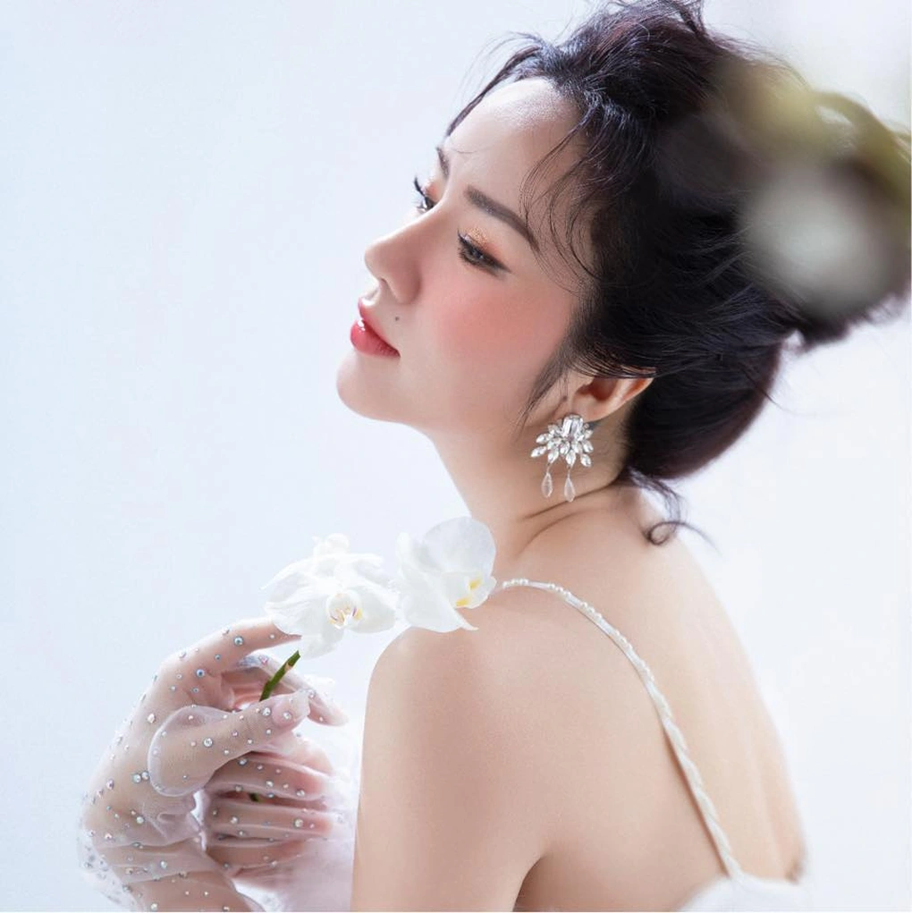 Triệu Hồng Ngọc: 17 năm làm mẹ đơn thân, U40 như gái đôi mươi và tin đồn xích mích đàn chị cùng tên - Hình 3