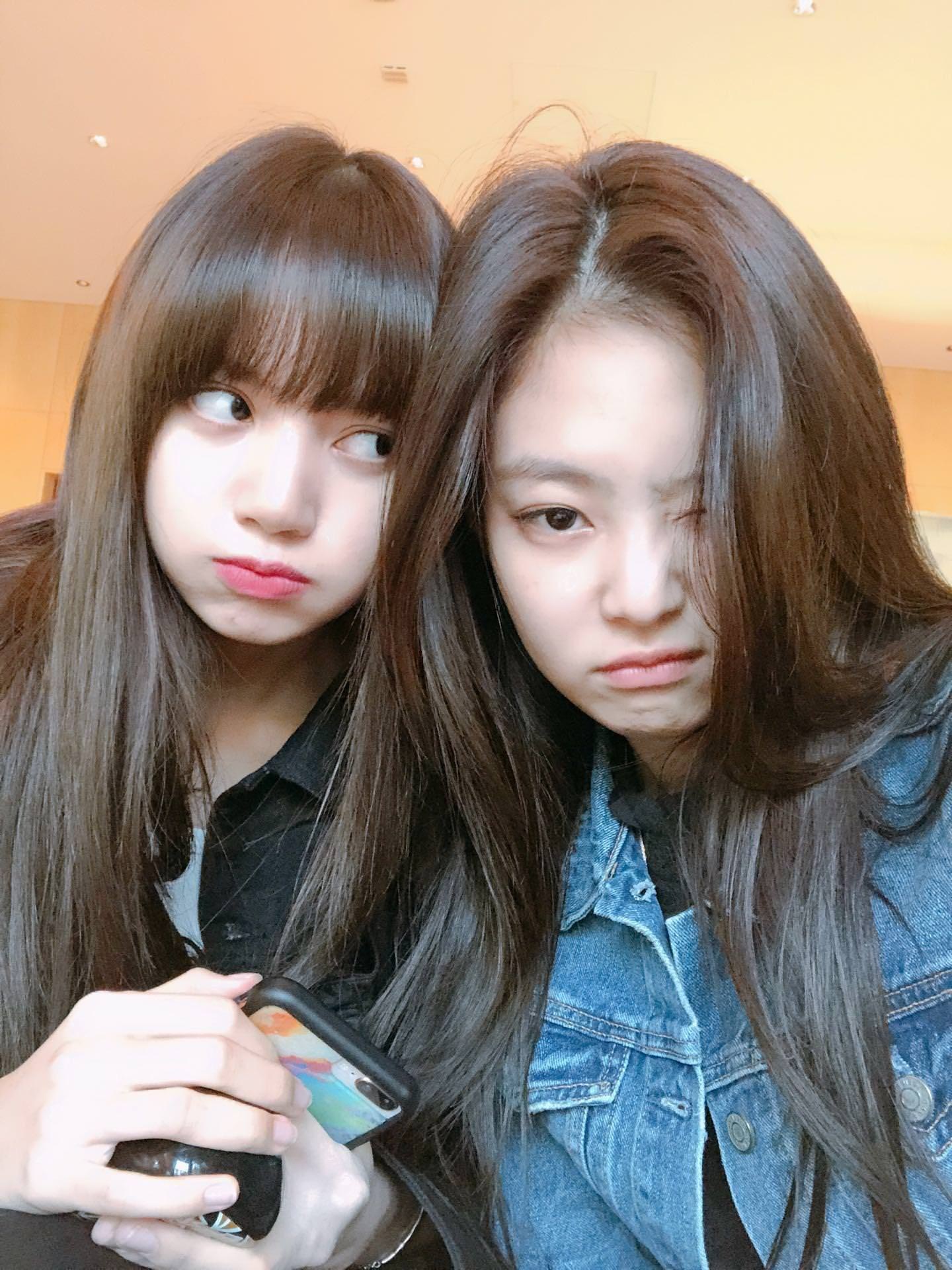 Lisa bất ngờ s.àm s.ỡ Jennie ngay trên sân khấu, công chúa YG phản ứng khoái ra mặt - Hình 3