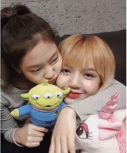 Lisa bất ngờ s.àm s.ỡ Jennie ngay trên sân khấu, công chúa YG phản ứng khoái ra mặt - Hình 2