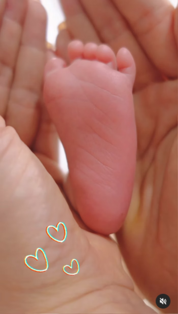 Minh Hằng khiến CĐM rơi nước mắt vì 1 hành động sau màn đáp trả việc son phấn khi sinh con - Hình 2