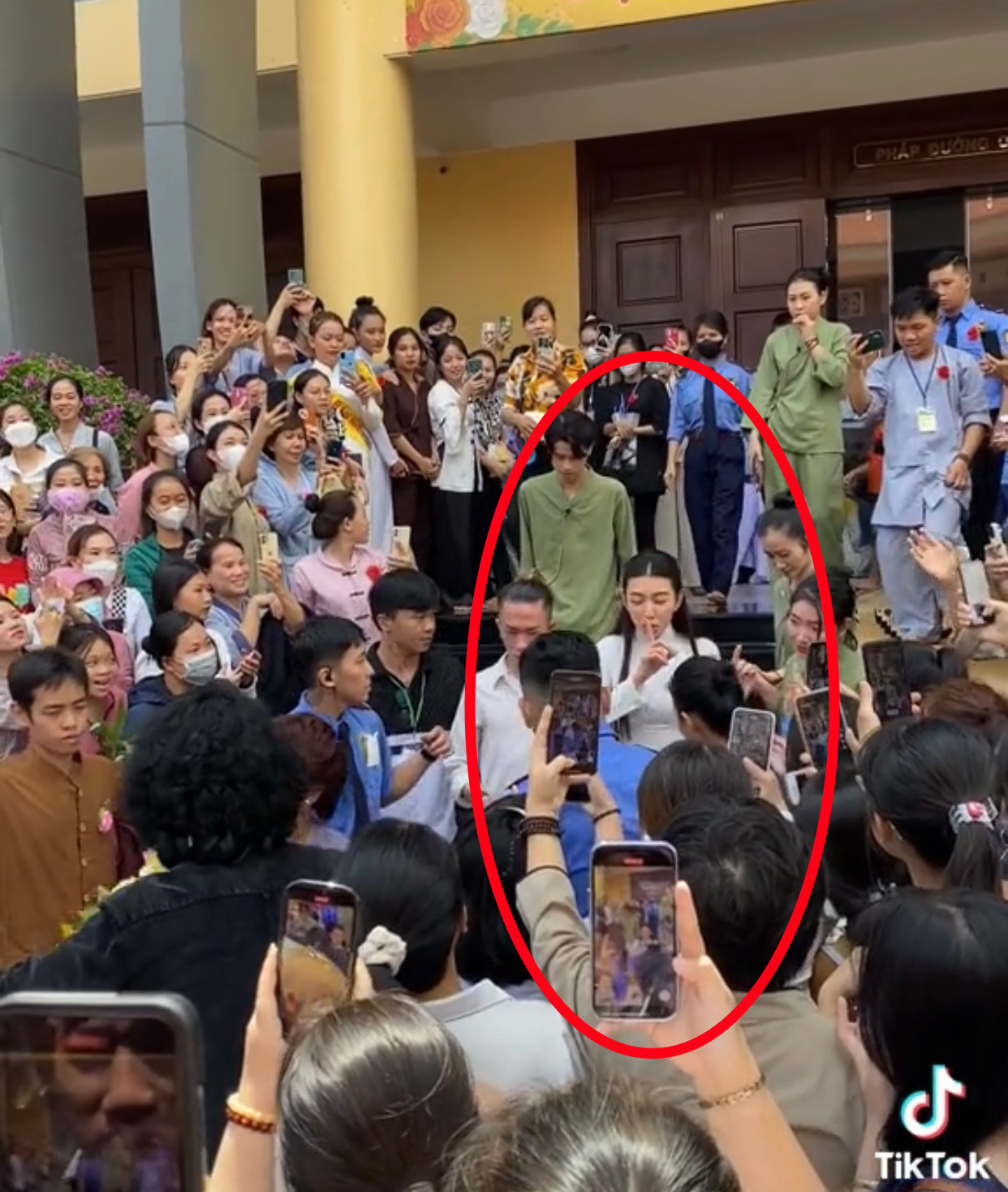Thùy Tiên bị fan vây kín khi dâng hoa tại Lễ Vu Lan, bỏ chạy thoát thân vẫn được khen quá tinh tế - Hình 7
