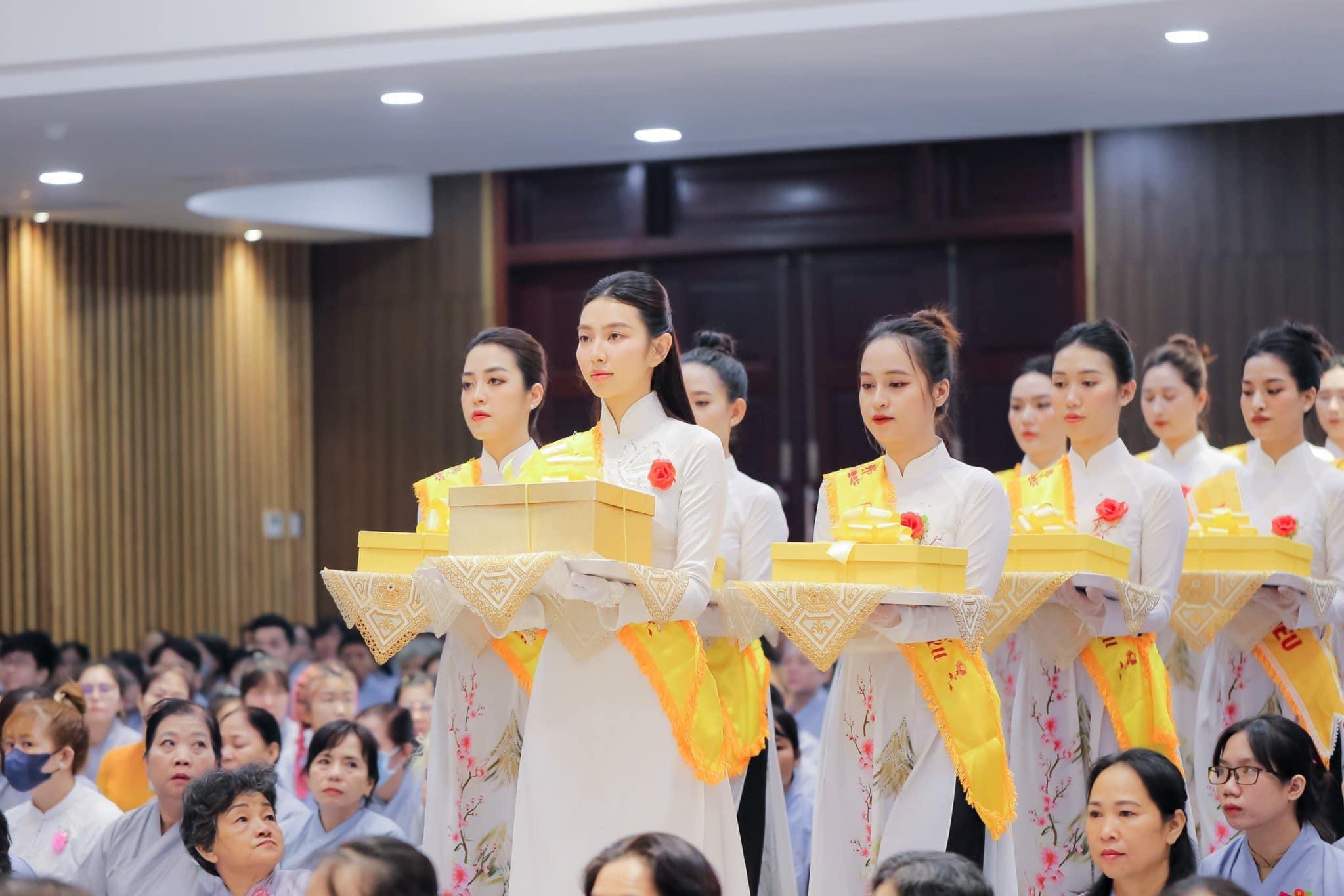 Thùy Tiên bị fan vây kín khi dâng hoa tại Lễ Vu Lan, bỏ chạy thoát thân vẫn được khen quá tinh tế - Hình 5