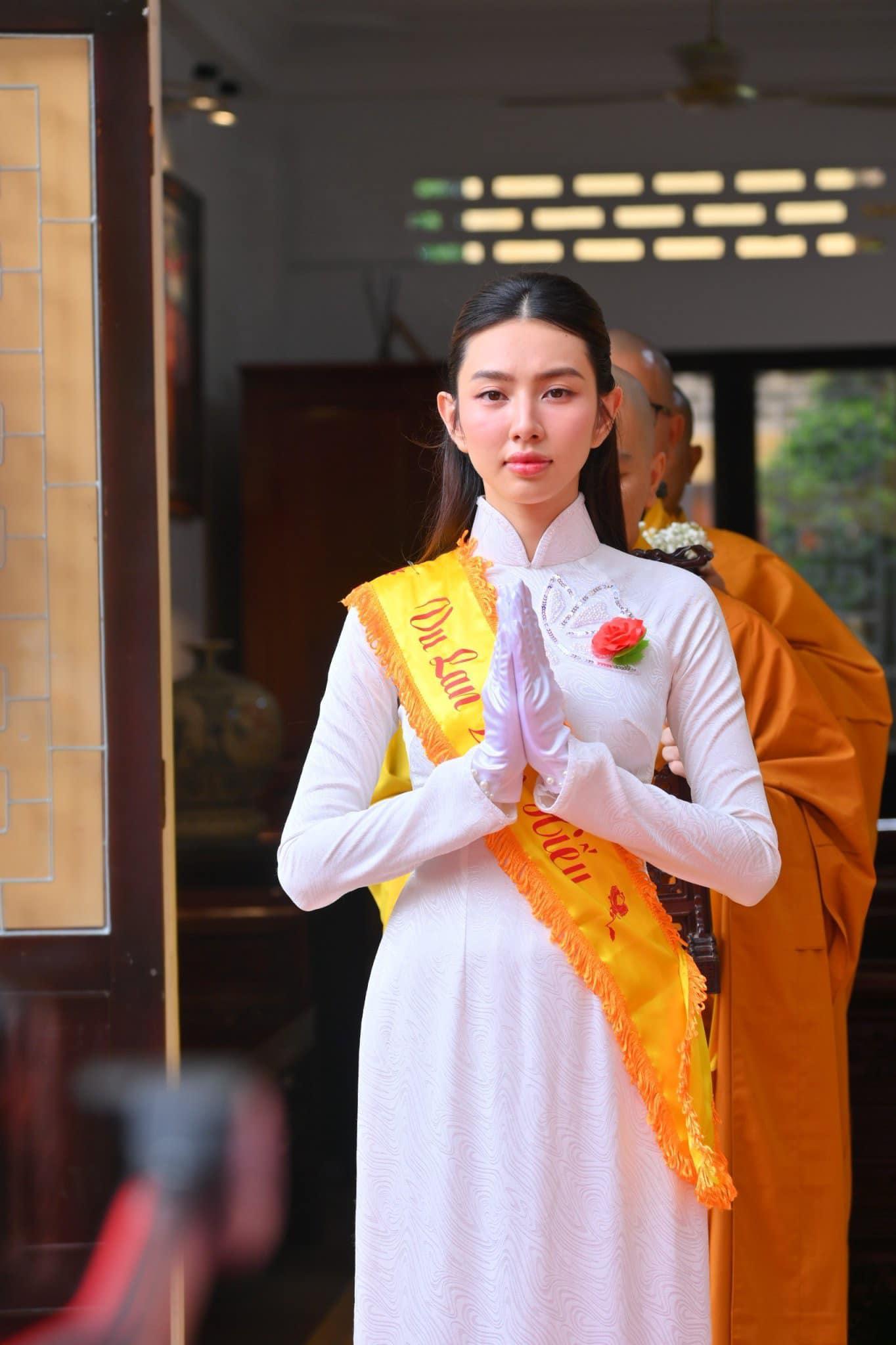 Thùy Tiên bị fan vây kín khi dâng hoa tại Lễ Vu Lan, bỏ chạy thoát thân vẫn được khen quá tinh tế - Hình 3