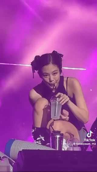 Cưng xỉu khoảnh khắc Jennie (BLACKPINK) uống nước tại concert Hà Nội, nháy mắt 1 giây khiến netizen bấn loạn - Hình 1