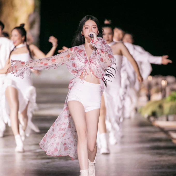 Linh Ka từng bị body shaming trên mạng xã hội nay đã lột xác nữ tính và gợi cảm hơn - Hình 1