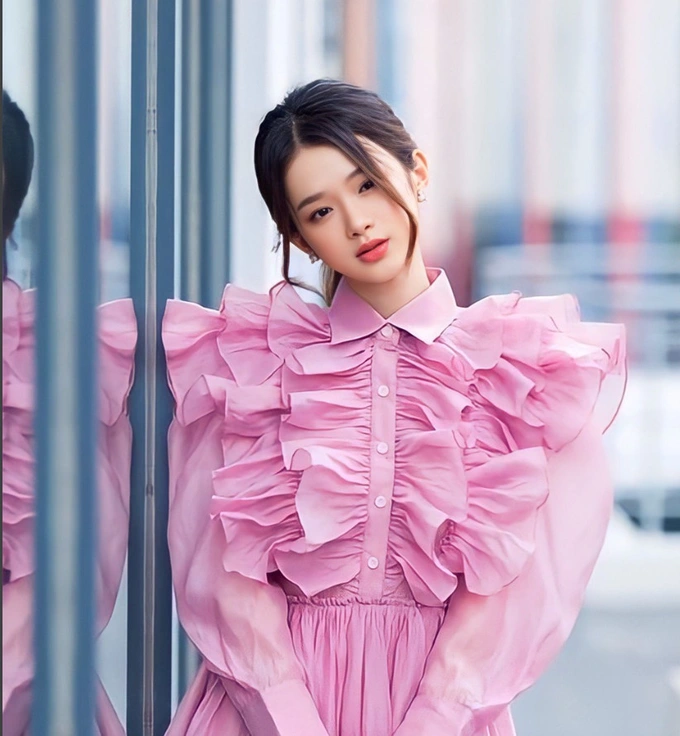 Linh Ka từng bị body shaming trên mạng xã hội nay đã lột xác nữ tính và gợi cảm hơn - Hình 4