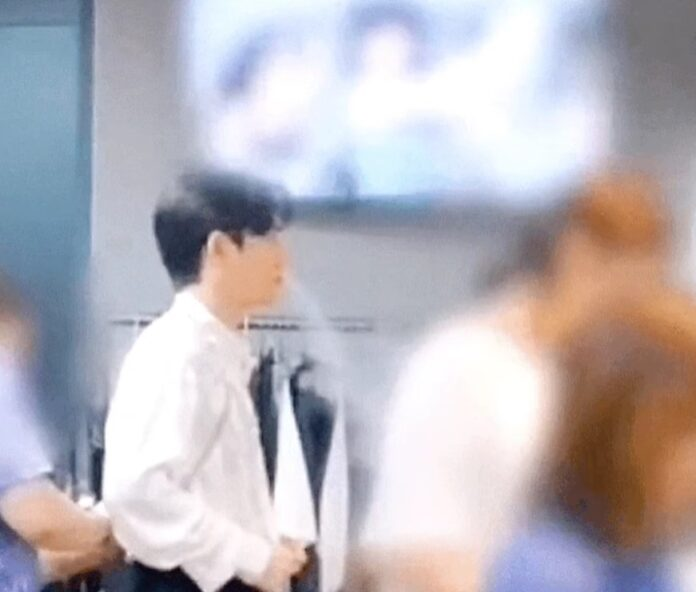 D.O (EXO) gây tranh cãi khi vô tư phà khói thuốc ở phòng chờ, sai lầm năm xưa vẫn không thay đổi? - Hình 2