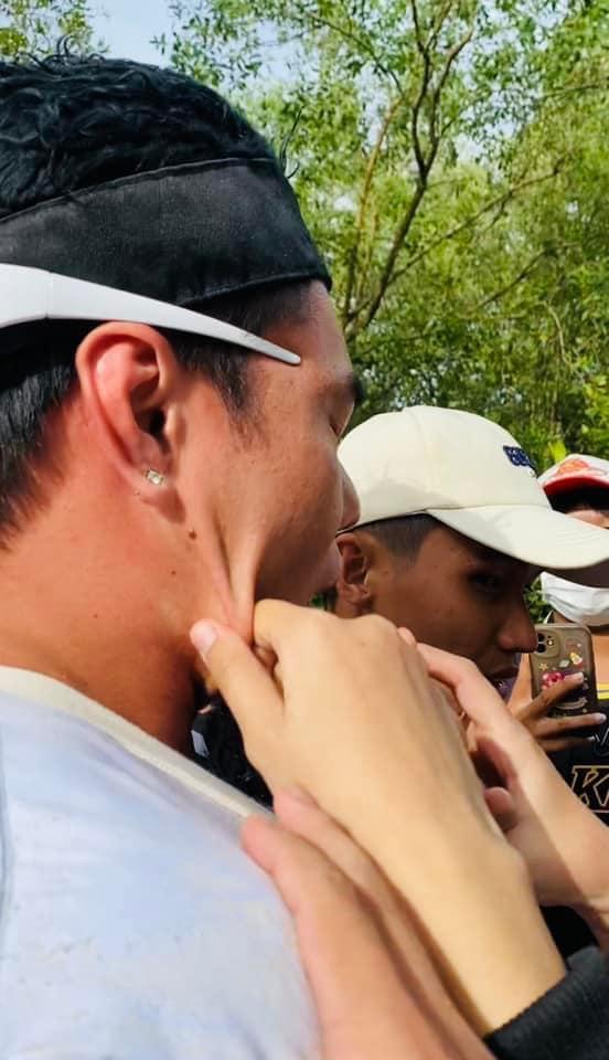Lê Dương Bảo Lâm điếng người bị fan nựng cằm, bẹo má, rơi cả phụ tùng giữa chốn đông người - Hình 2