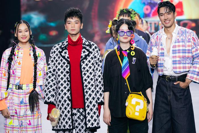 VĐV Kim Sơn vừa catwalk vừa uống trà sữa, cố tình dằn mặt Ý Nhi, Mai Phương liền động viên đàn em - Hình 1