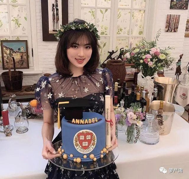 Hai ái nữ Huawei: Không mang họ bố, người lớn lên trong nhà thuê dột nát, kẻ nhung lụa giàu sang - Hình 6