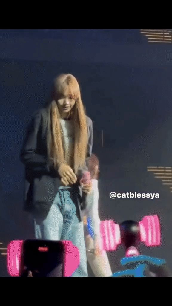 Không phải khán giả, nhân viên concert là người ném gấu bông lên sân khấu khiến Lisa (BLACKPINK) có phản ứng? - Hình 5