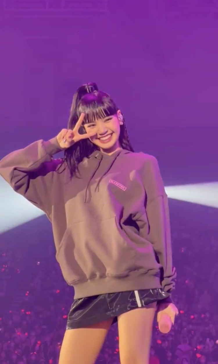 Lisa (BLACKPINK) tiếp tục ném gấu bông của fan trong concert tại Hà Nội, thật hư thế nào? - Hình 5